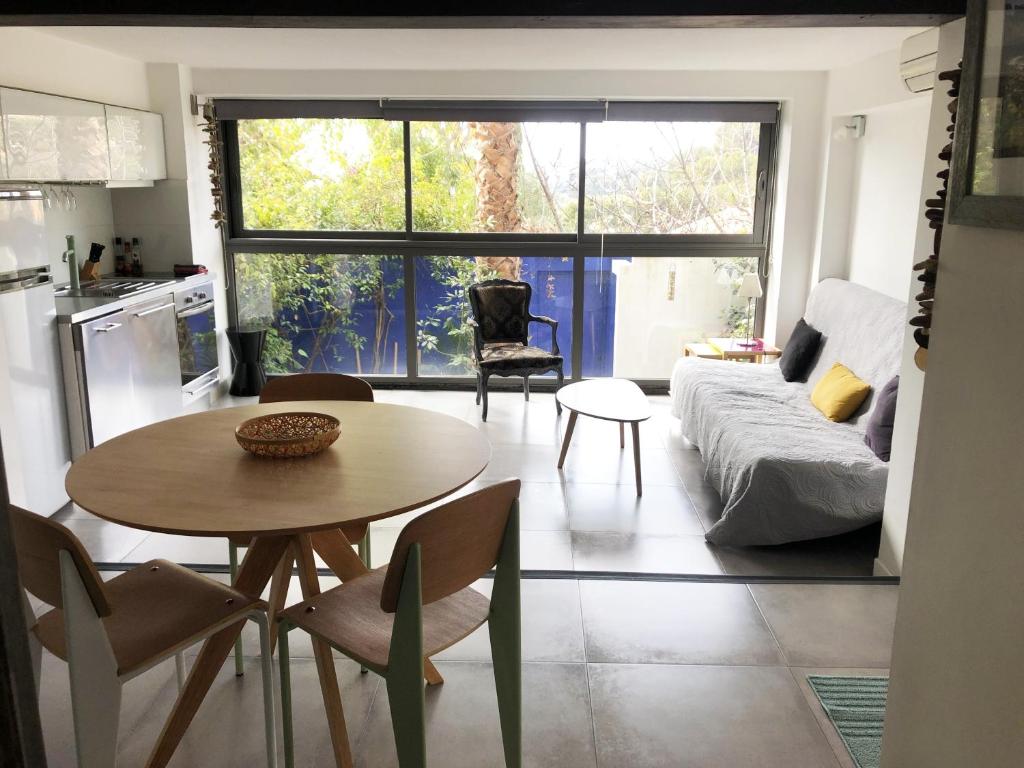 un salon avec une table et un canapé dans l'établissement Azur Cassis, à Cassis