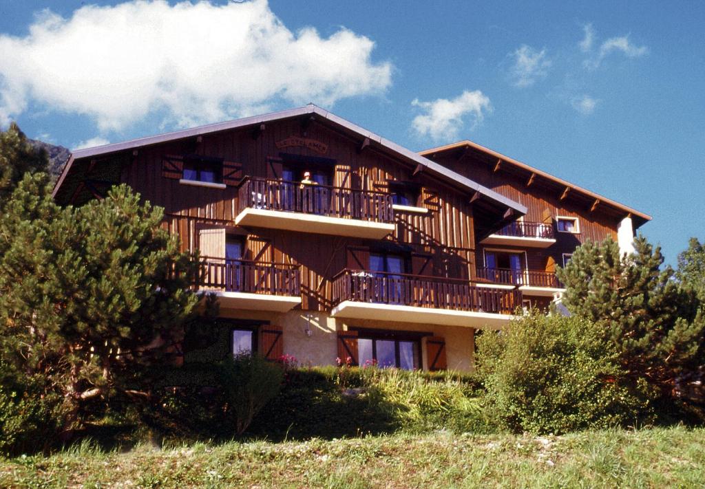 ein großes Apartmenthaus mit Balkon auf einem Hügel in der Unterkunft L'Edelweiss in Aillon-le-Jeune