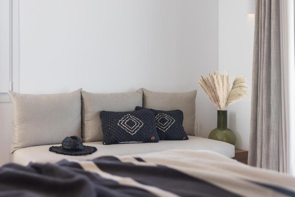 Łóżko lub łóżka w pokoju w obiekcie Adama Mykonos Boutique Hotel
