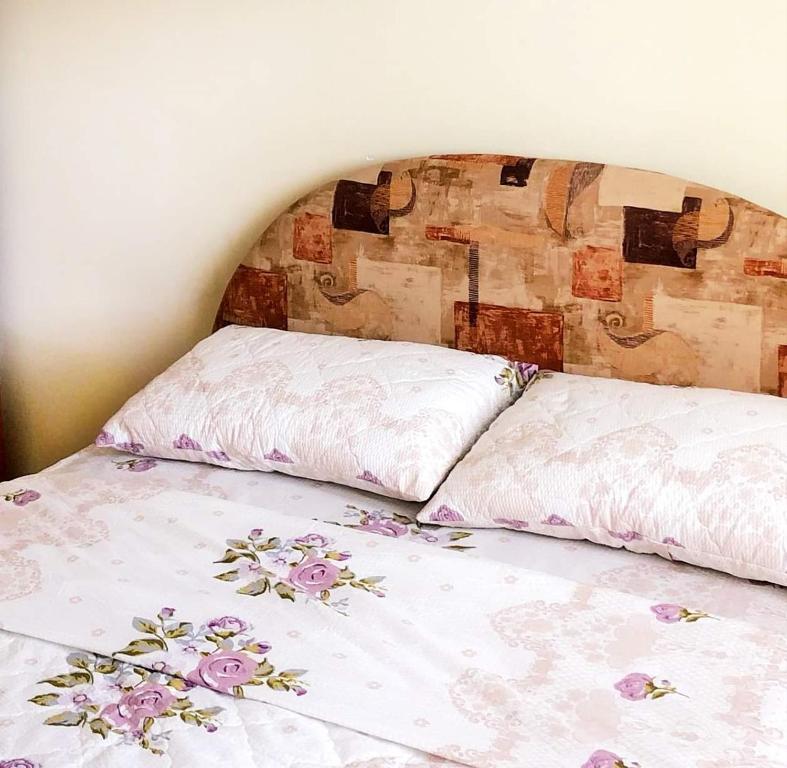 - un lit avec 2 oreillers dans l'établissement Apartman Djina, à Vrnjačka Banja
