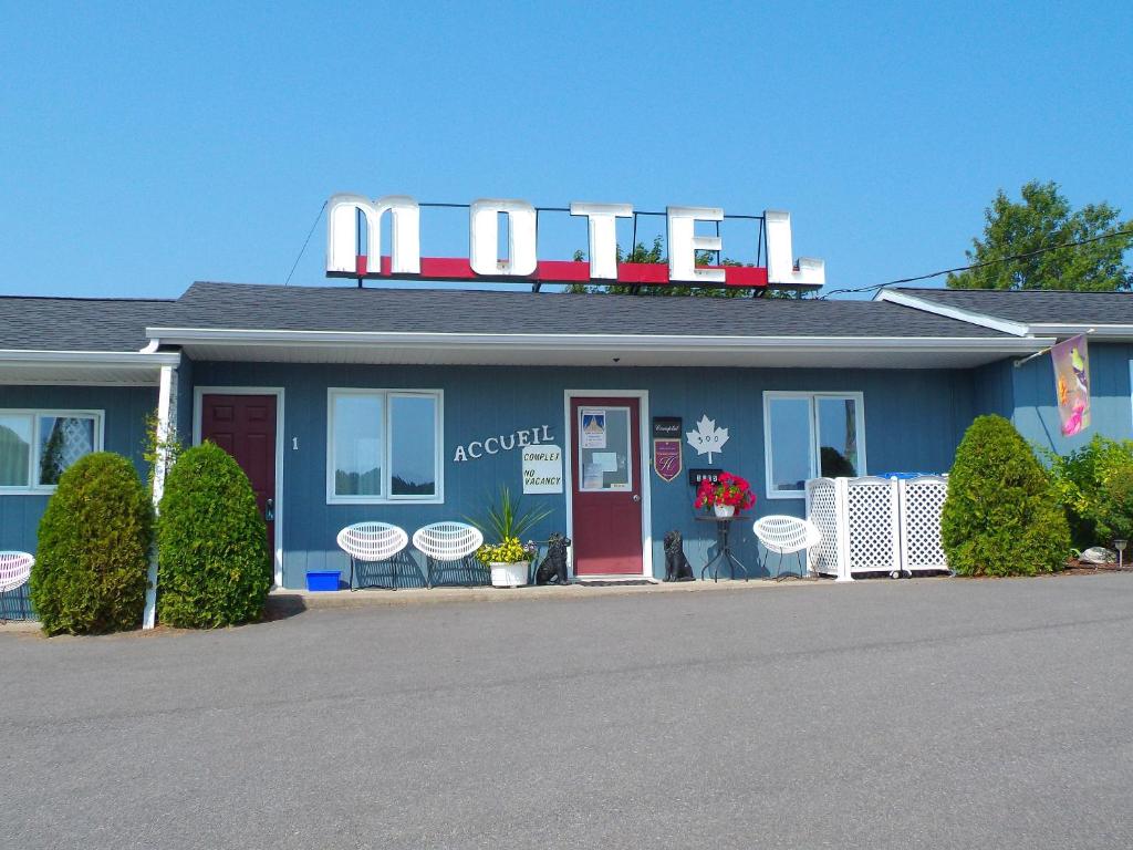 un motel con un cartel en la parte superior de un edificio en Motel Cap Blanc, en Kamouraska