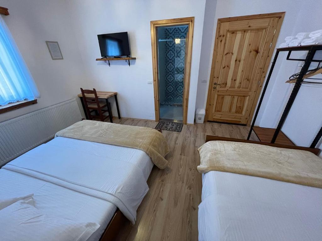 Postel nebo postele na pokoji v ubytování Bujtina Liana Voskopoje