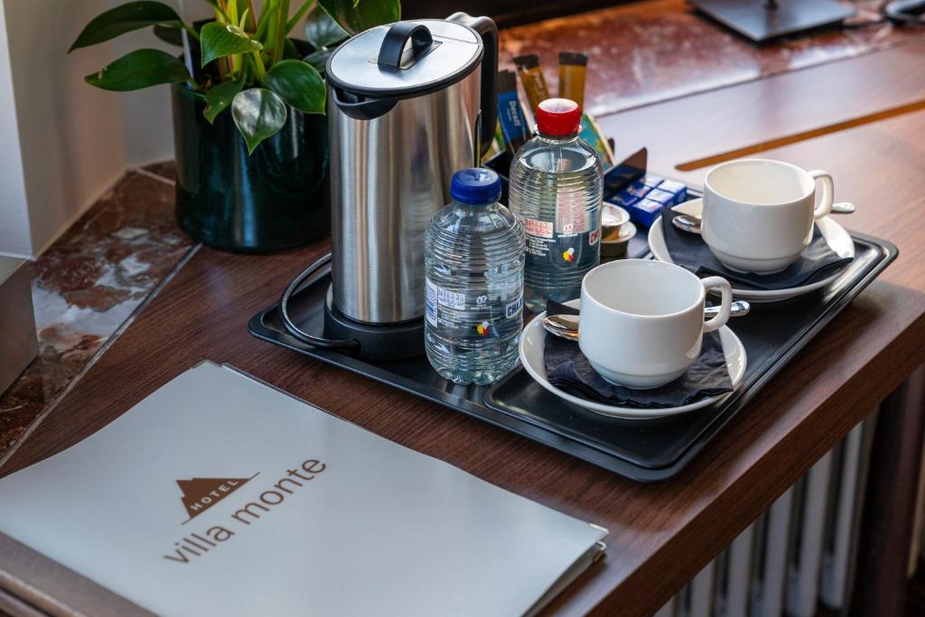 Příslušenství pro přípravu čaje a kávy v ubytování Hotel Villa Monte
