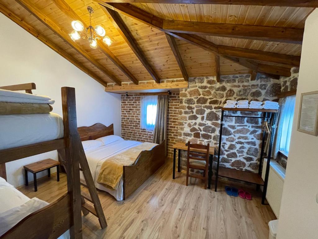 Postel nebo postele na pokoji v ubytování Bujtina Liana Voskopoje