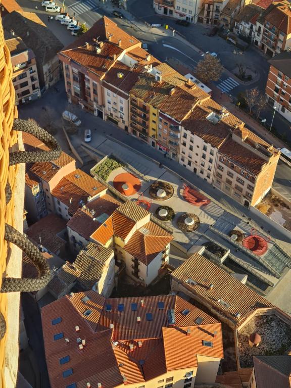 una vista panoramica su una città con edifici di GASCON7.4 a Teruel