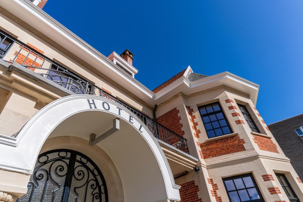 a building with a gate in front of it at Hotel Villa Monte in Heist-op-den-Berg