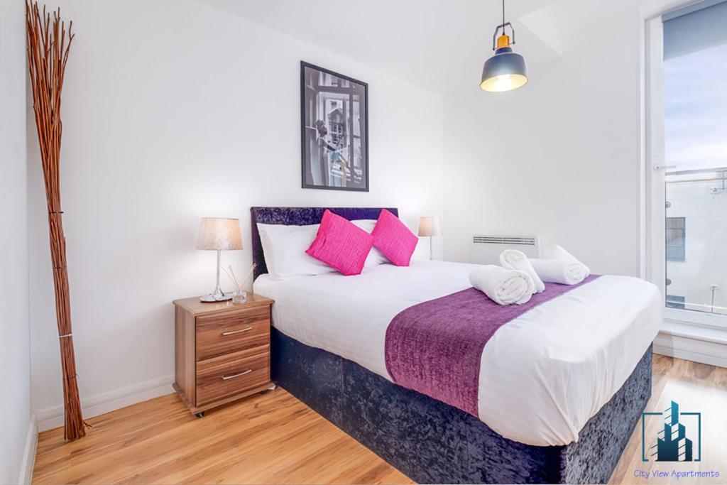 Birmingham City Centre City View Apartments - Deluxe Apartment