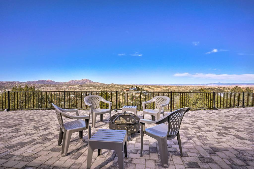 普雷斯科特的住宿－Prescott Sunset Sanctuary with Panoramic View，庭院设有桌椅,享有美景。
