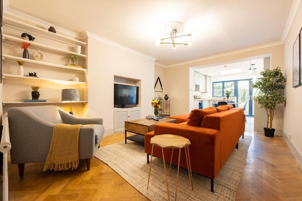 The Richmond Upon Thames Escape - Modern 2BDR Flat with Garden and Parking