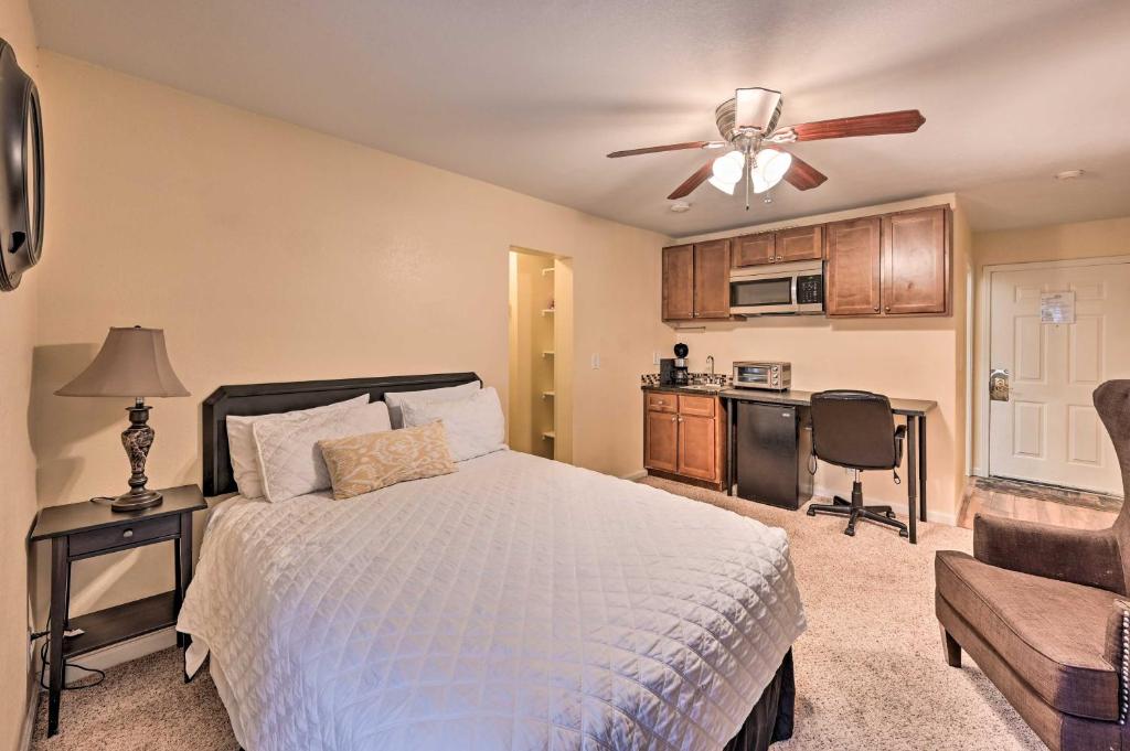 1 dormitorio con 1 cama con ventilador de techo y cocina en Studio with Kitchenette 2 Blocks to Light Rail, en Greenwood Village