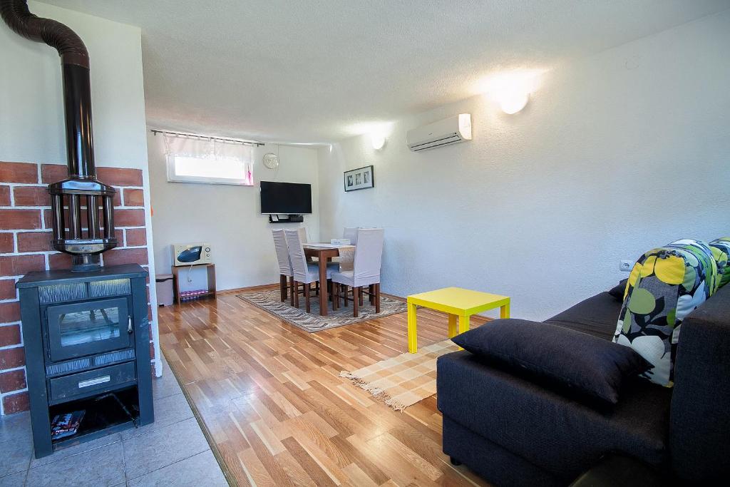 TV a/nebo společenská místnost v ubytování Apartment Ilija