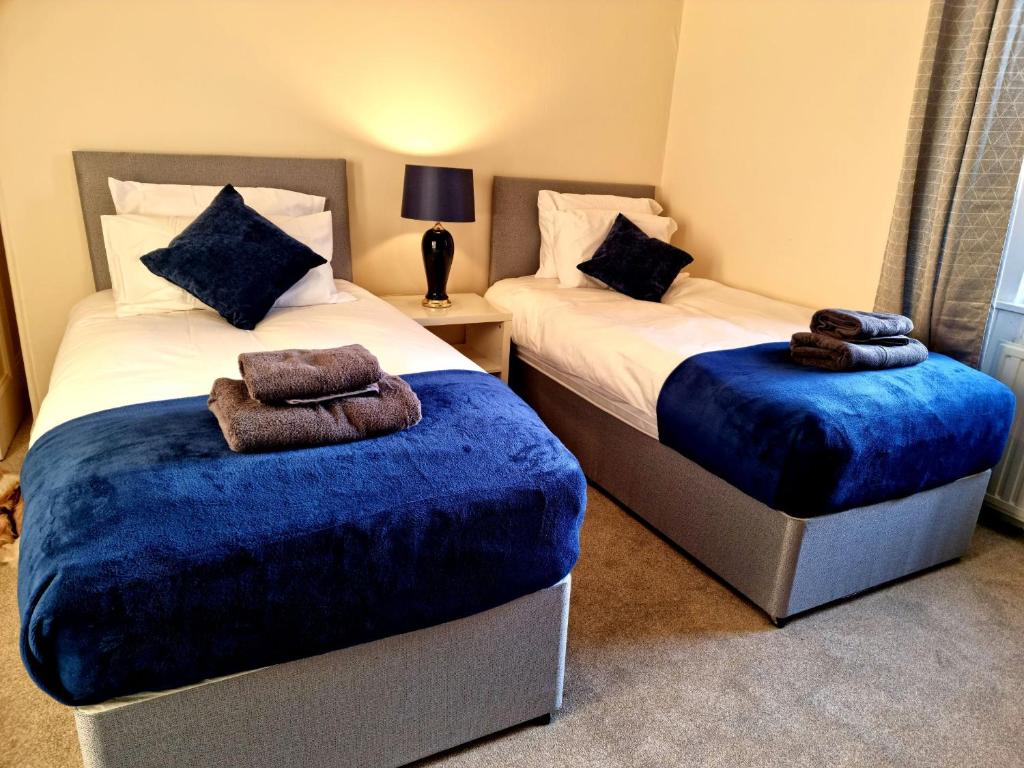 Two Bedroom Penicuik Apartment tesisinde bir odada yatak veya yataklar