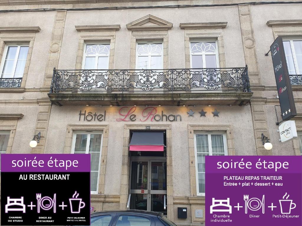 een gebouw met een balkon erboven bij Hôtel Le Rohan Charme et Caractère in Pontivy
