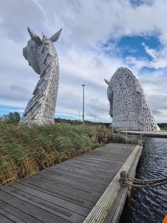 NEW 2022! Fixed stay characterful narrowboat at the Kelpies, Marigold Sunset