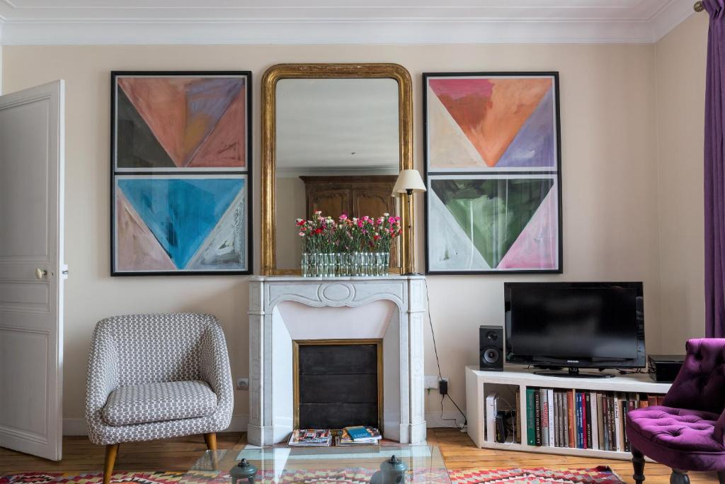 - un salon avec un miroir et une cheminée dans l'établissement Veeve - Creative Paradise in Bastille, à Paris