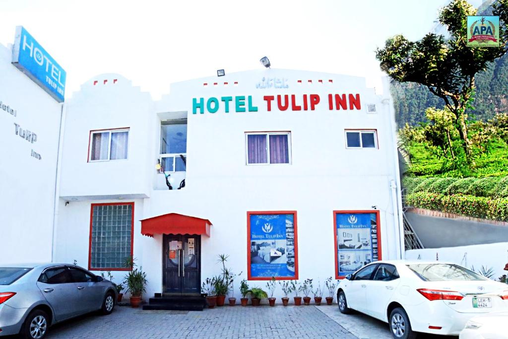 拉合爾的住宿－Hotel Tulip Inn, Gulberg，酒店前方设有停车场。