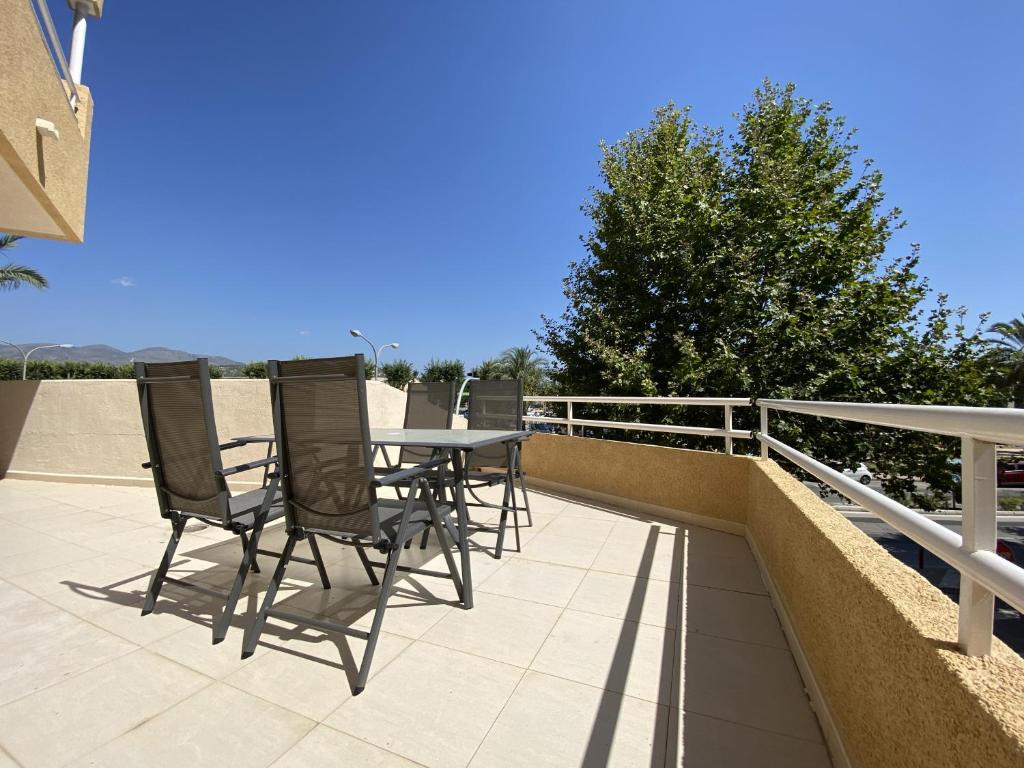 eine Terrasse mit Stühlen und einem Tisch auf dem Dach in der Unterkunft Apartamentos Apolo VII 7-1º-11 in Calpe