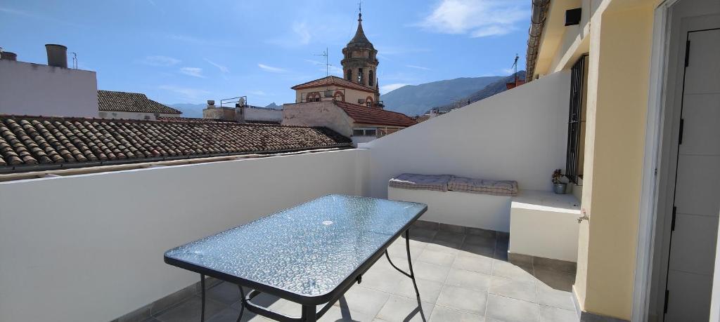 una mesa en un balcón con vistas a una iglesia en AOVE TERRACE, en Jaén