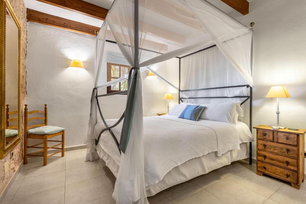 Postel nebo postele na pokoji v ubytování Finca Son Jorbo - Adults only