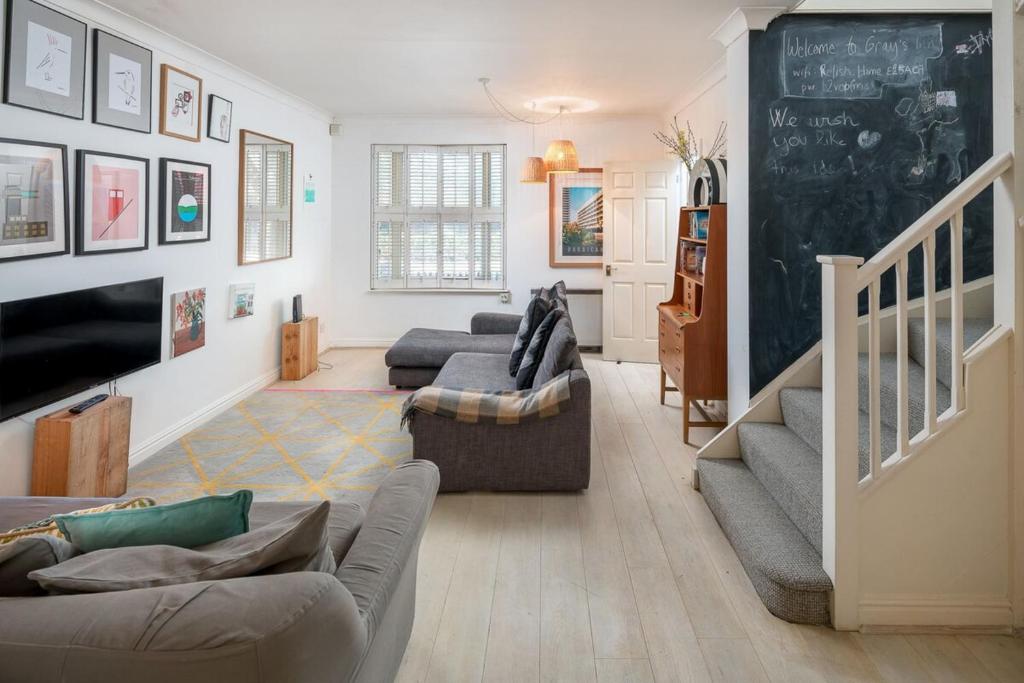 a living room with a chalkboard on the wall at Bright 3 Bedroom House Near King's Cross StPancras in London