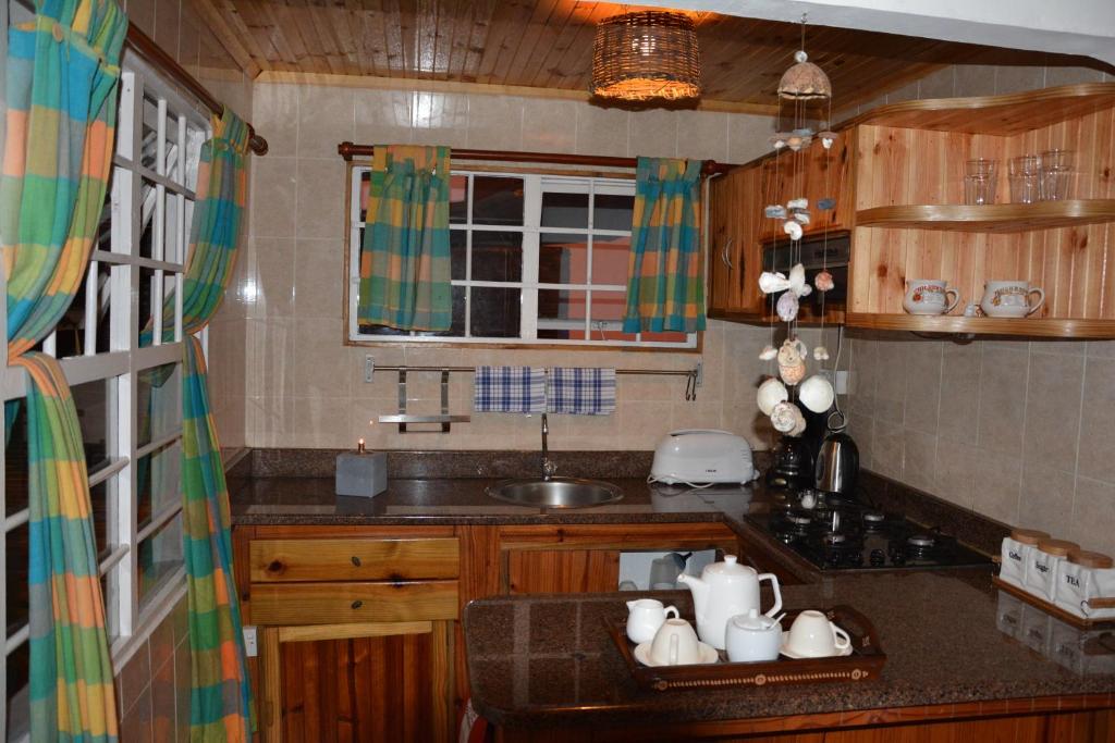 Kuchyň nebo kuchyňský kout v ubytování Kokogrove Chalets