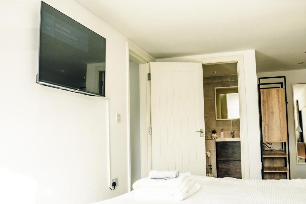 a bedroom with a tv on the wall and a bed at Apartments Dealhouse 4 in Huddersfield