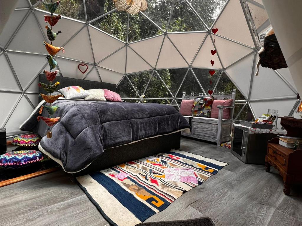 1 dormitorio con 1 cama en una tienda de campaña en Fantasia Glamping, en Bogotá