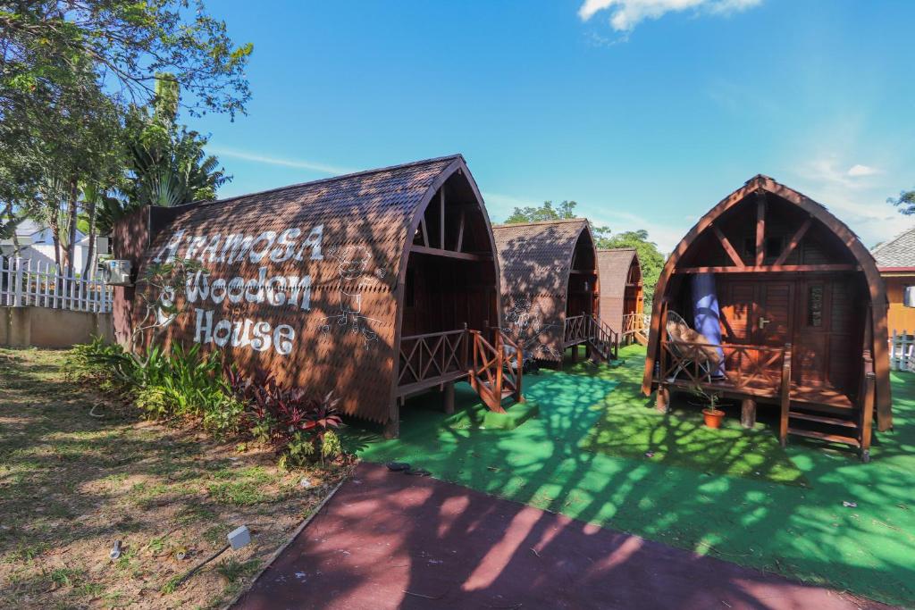 a group of three barns in a yard at 8 Wooden Inn LOT 1806 in Kampong Alor Gajah