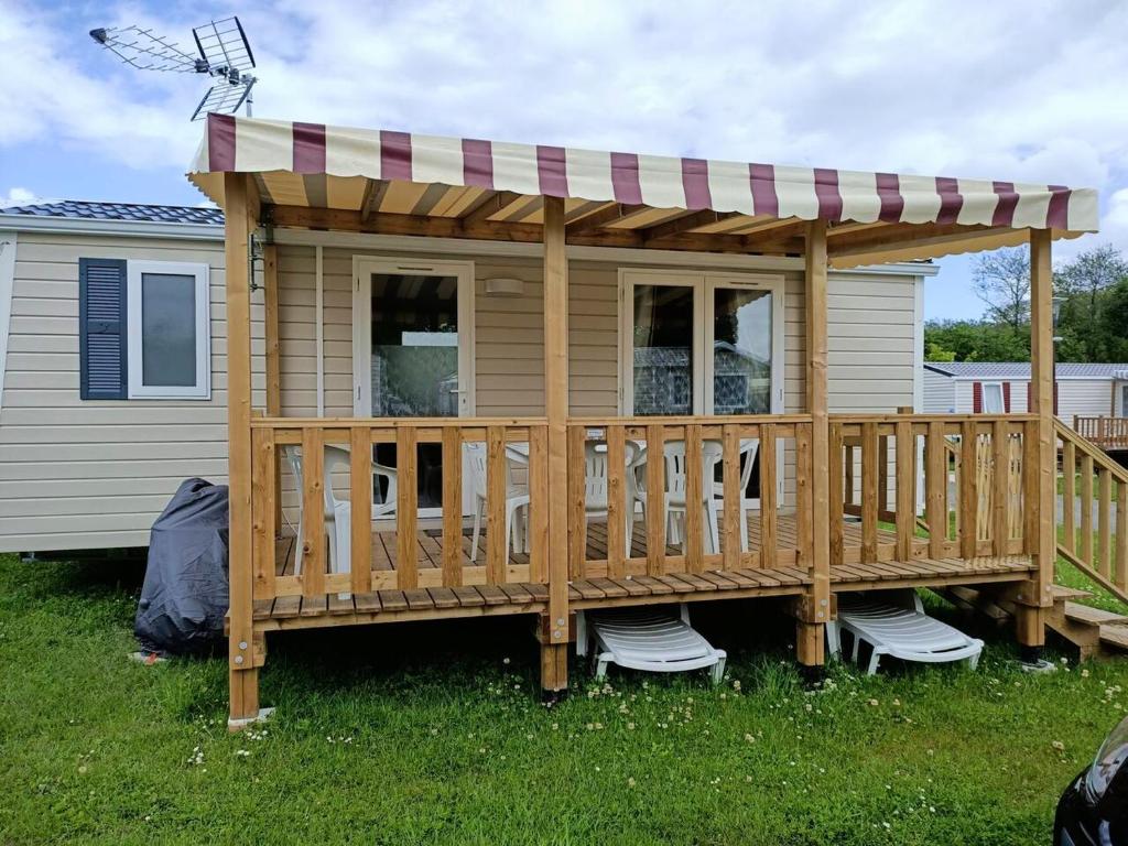 une terrasse en bois avec un kiosque dans l'établissement Bungalow charmant à Onzain avec piscine partagée, à Onzain