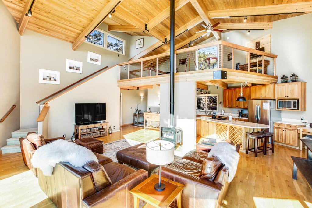 ein offenes Wohnzimmer und eine Küche mit gewölbten Decken in der Unterkunft The Driftwood in Sea Ranch