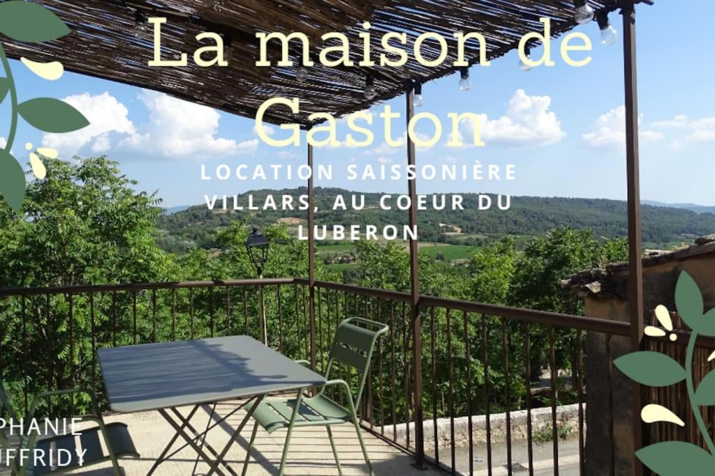 una silla en un balcón con un cartel que diga la ubicación de la misión de castleton en La maison de Gaston au cœur du Luberon, en Villars
