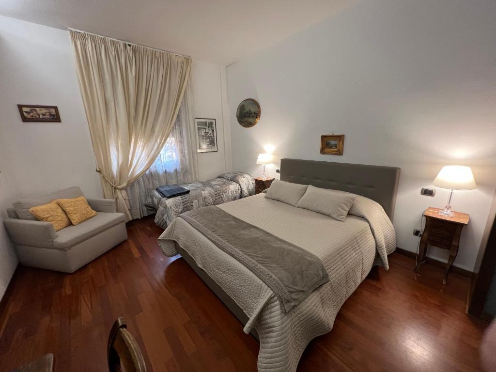 1 dormitorio con 1 cama y 1 sofá en 10 Minutes B&B Bed & Breakfast, en Verona