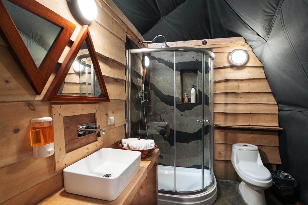 Koupelna v ubytování Altura Hotel
