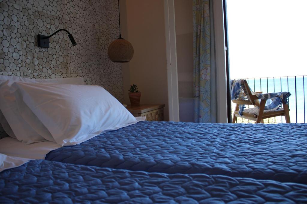 Postel nebo postele na pokoji v ubytování Dassia Beach Hotel