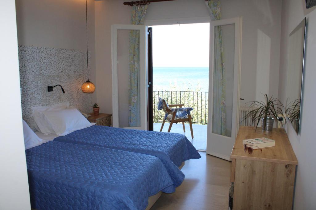 Postel nebo postele na pokoji v ubytování Dassia Beach Hotel