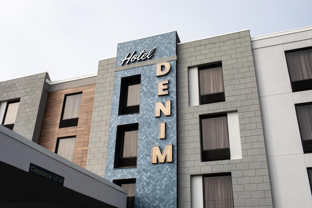 uma placa de hotel na lateral de um edifício em Hotel Denim em Greensboro