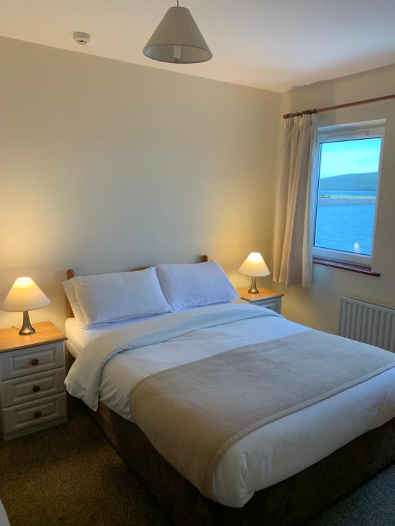 Postel nebo postele na pokoji v ubytování Dingle Harbour Nights - Room Only