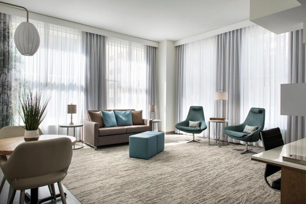 EVEN Hotel Pittsburgh Downtown by IHGにあるシーティングエリア