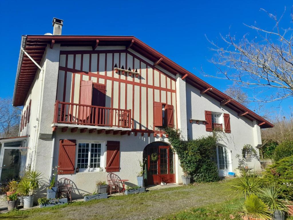 une maison avec un rouge et un blanc dans l'établissement La Metairie de Biaudos, à Biaudos