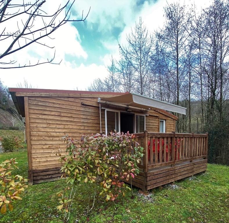 une petite cabine avec une terrasse en gazon dans l'établissement Camping Igara de San Sebastian, à Saint-Sébastien