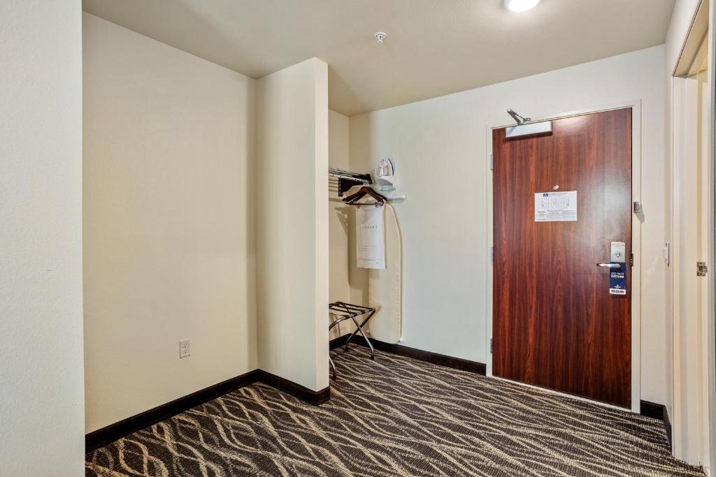 Cobblestone Hotel & Suites - Little Chute - 国王室