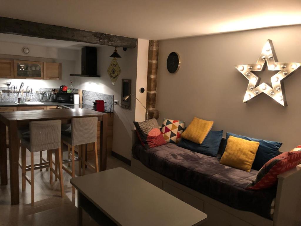 uma sala de estar com um sofá e uma cozinha em Baiona em Baiona