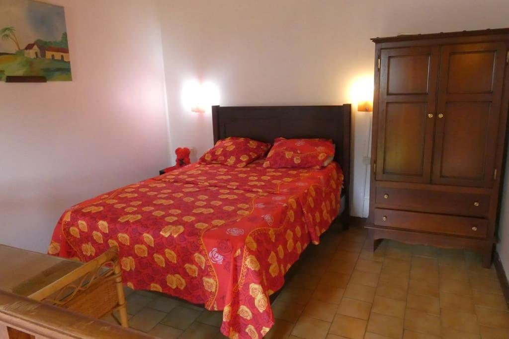 Postel nebo postele na pokoji v ubytování Studio climatisé avec Mezzanine pour 5 personnes