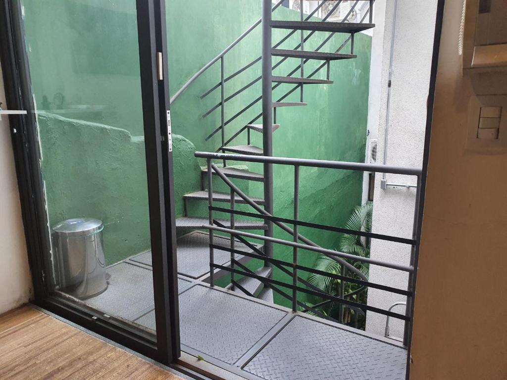 una ventana con vistas a una escalera en Hospedagem Casa Paulista, en São Paulo