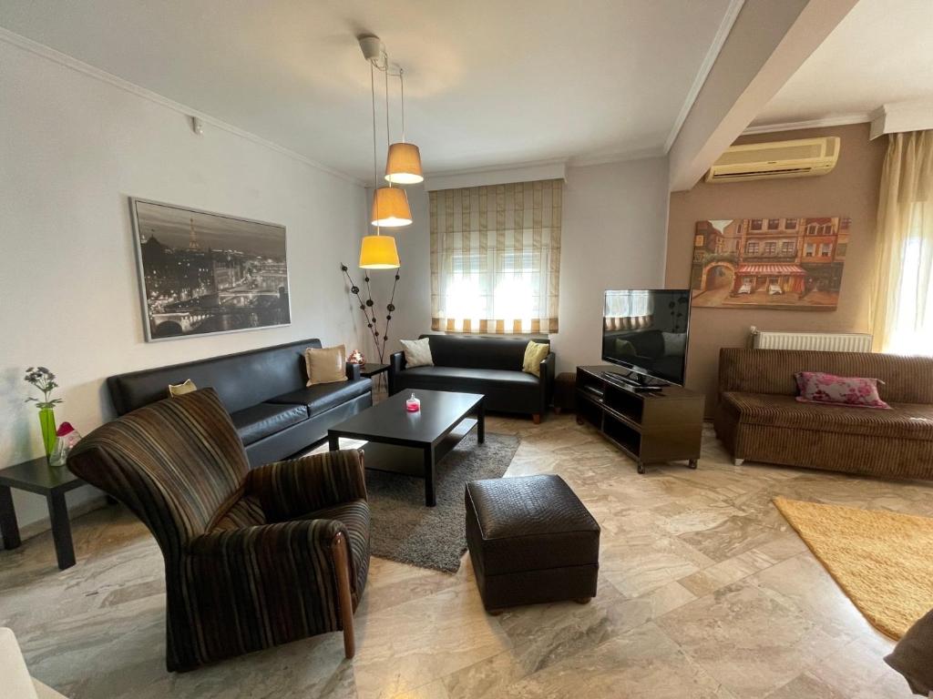 ein Wohnzimmer mit einem Sofa und einem Tisch in der Unterkunft My House in Thessaloniki