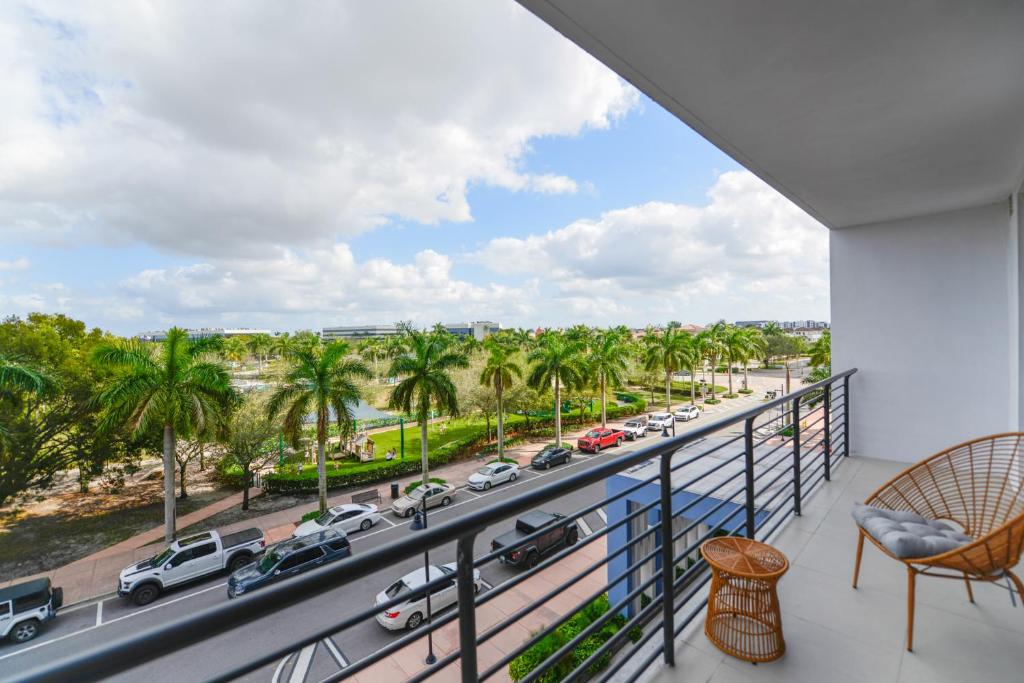 uma varanda com vista para uma rua e palmeiras em Cozy 1-1 BR Steps from Downtown Doral Park em Miami