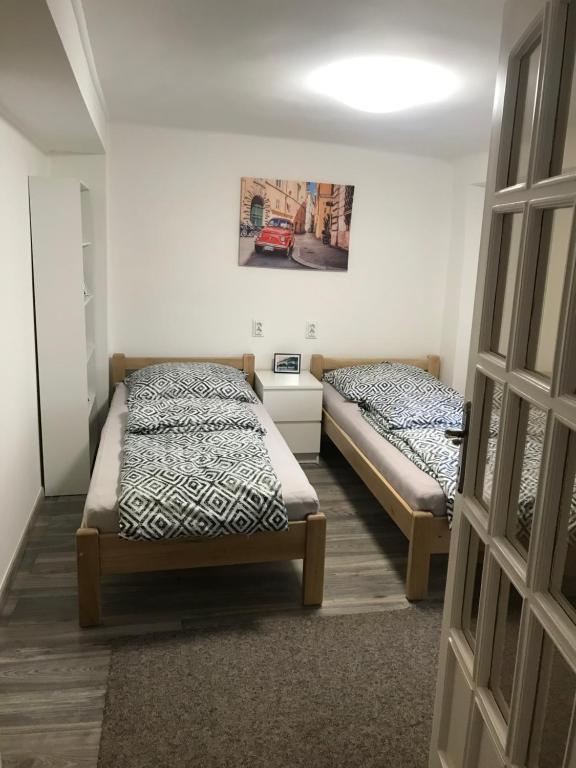 Posteľ alebo postele v izbe v ubytovaní Móra apartman 2