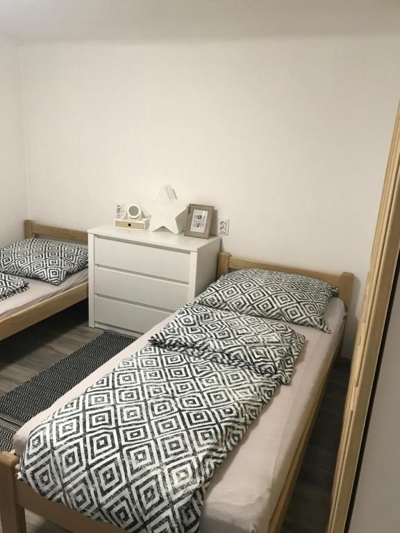 Posteľ alebo postele v izbe v ubytovaní Móra apartman 2