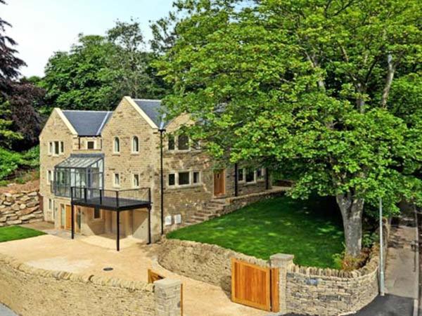 una casa con una mesa de ping pong delante de ella en Clouds Hill, en Almondbury