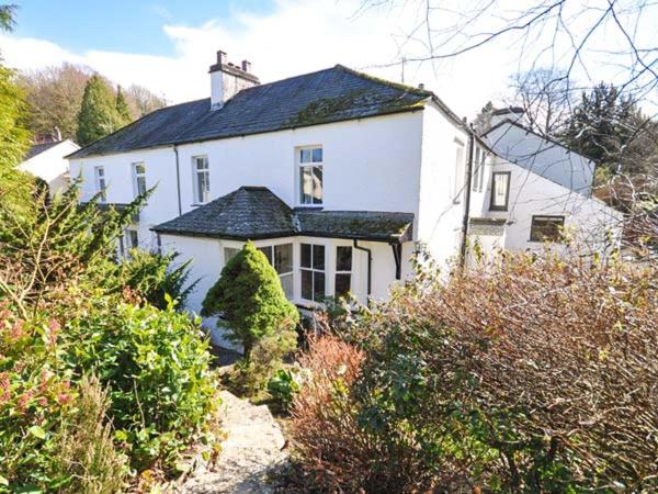 ein weißes Haus auf einem Hügel in der Unterkunft Gavel Cottage in Bowness-on-Windermere